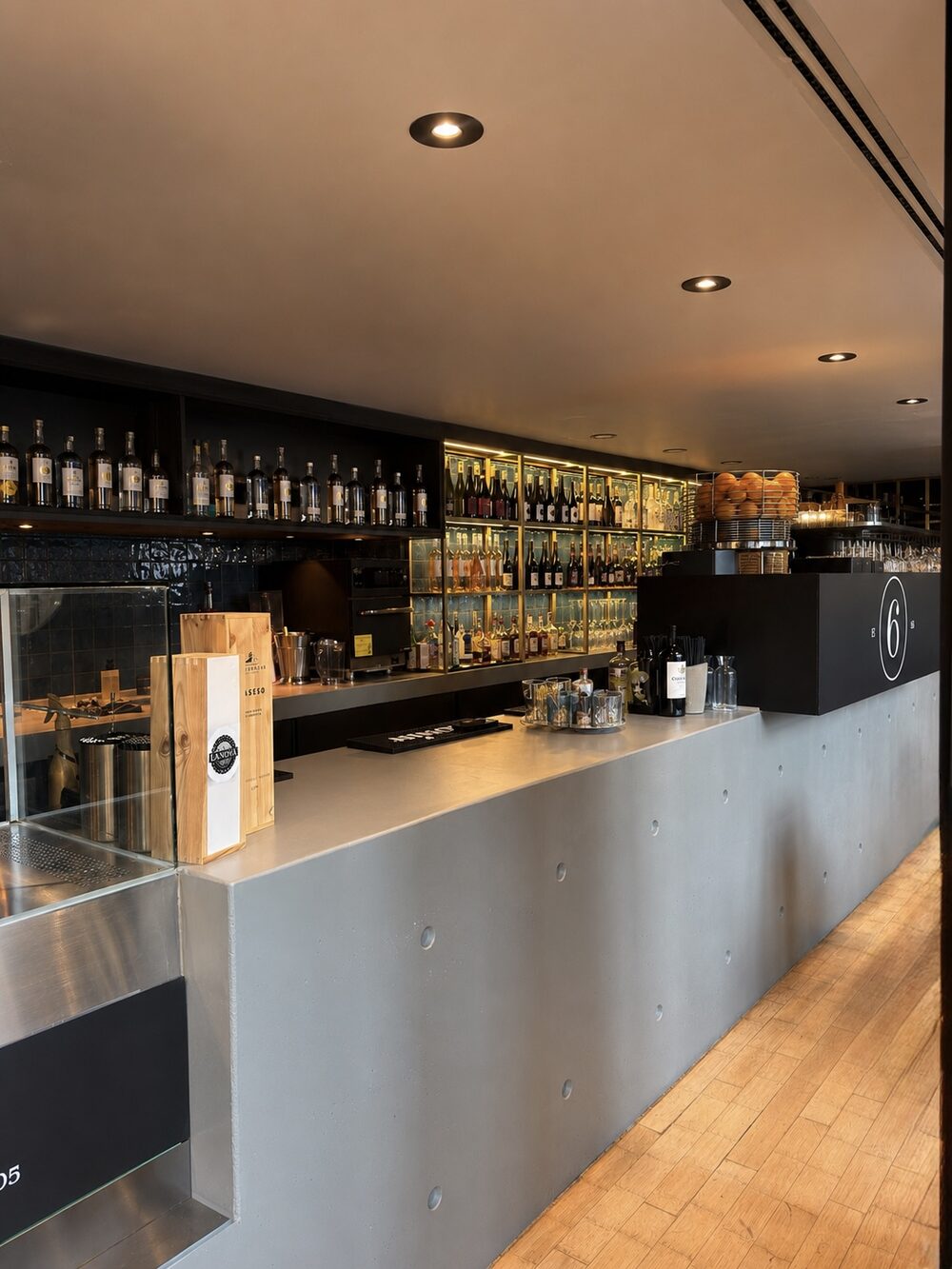 Bar-Theke des N6 mit Weinregal und dem 6er-Logo