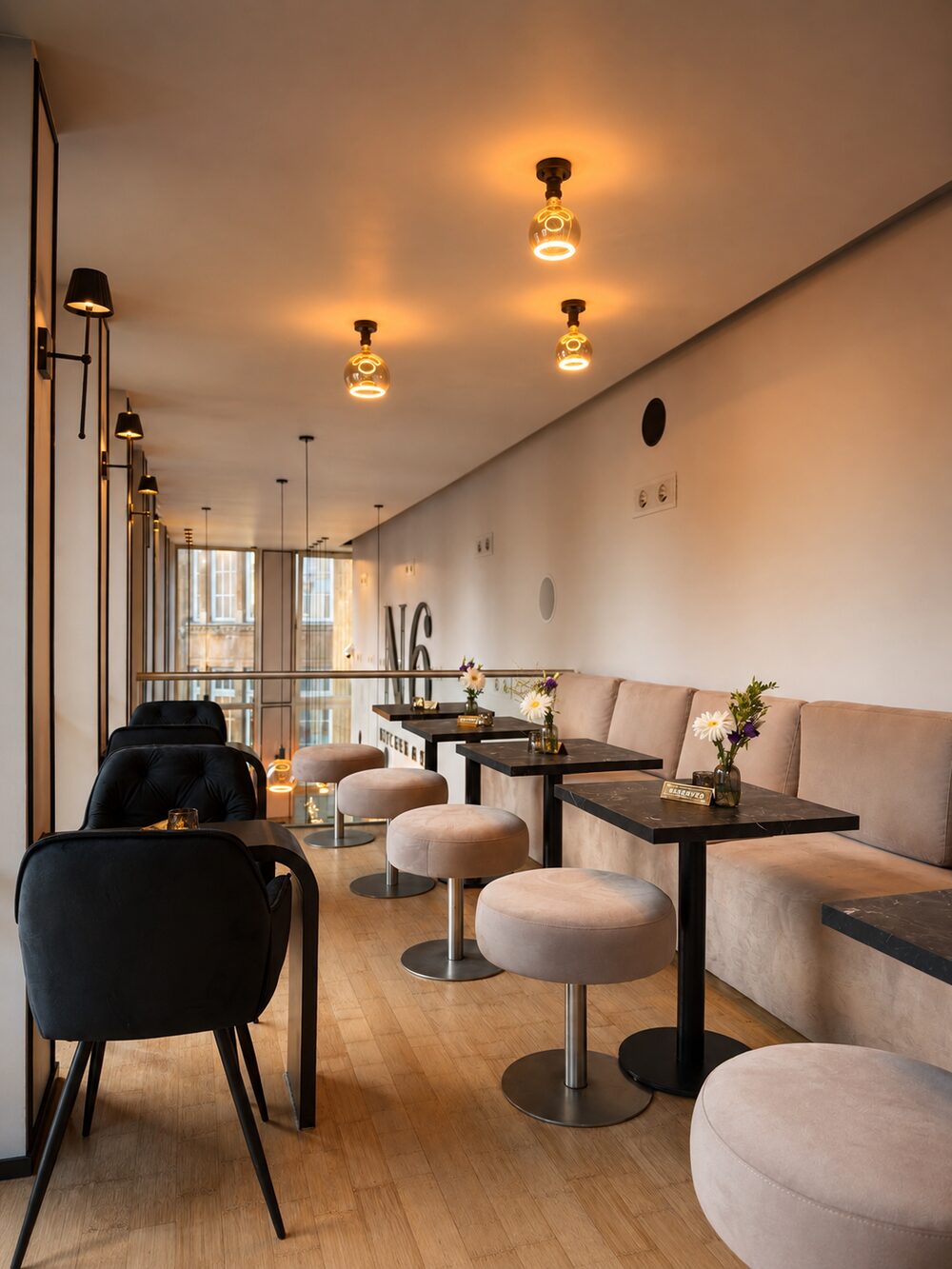 Galerie-Sitzbereich über dem Restaurant