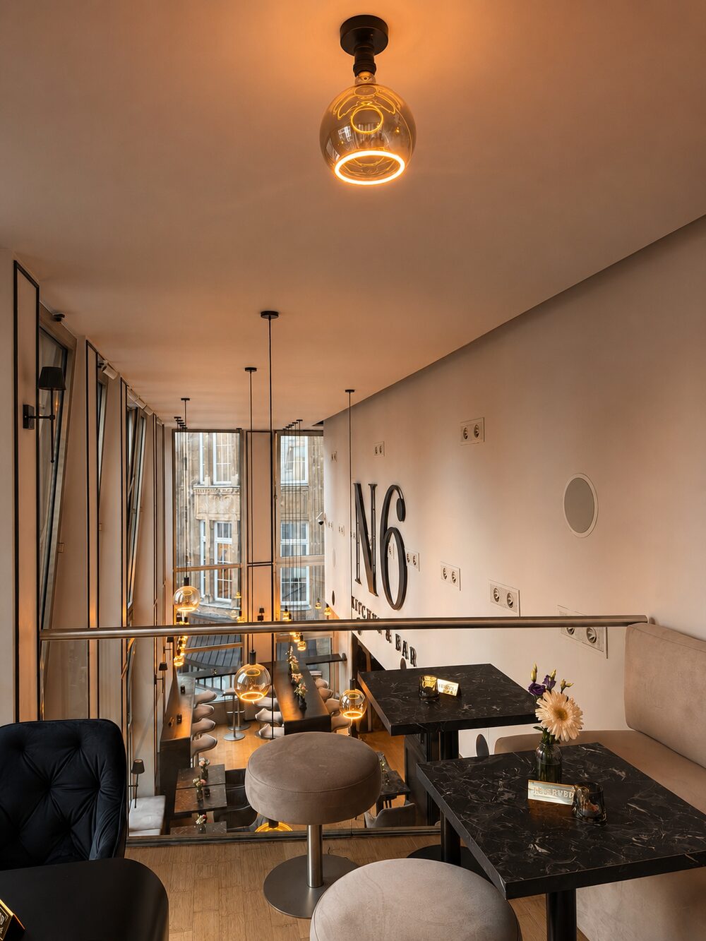 Galerie mit N6-Schriftzug an der Wand über dem Restaurant